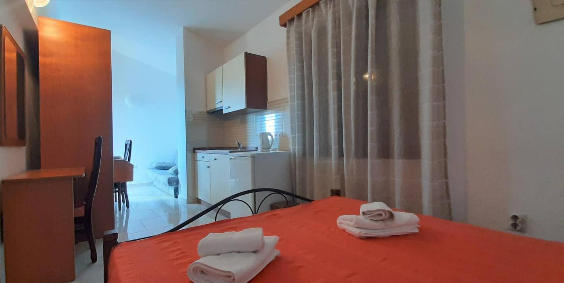 Guest House Helena Close To Beach 크르크 외부 사진