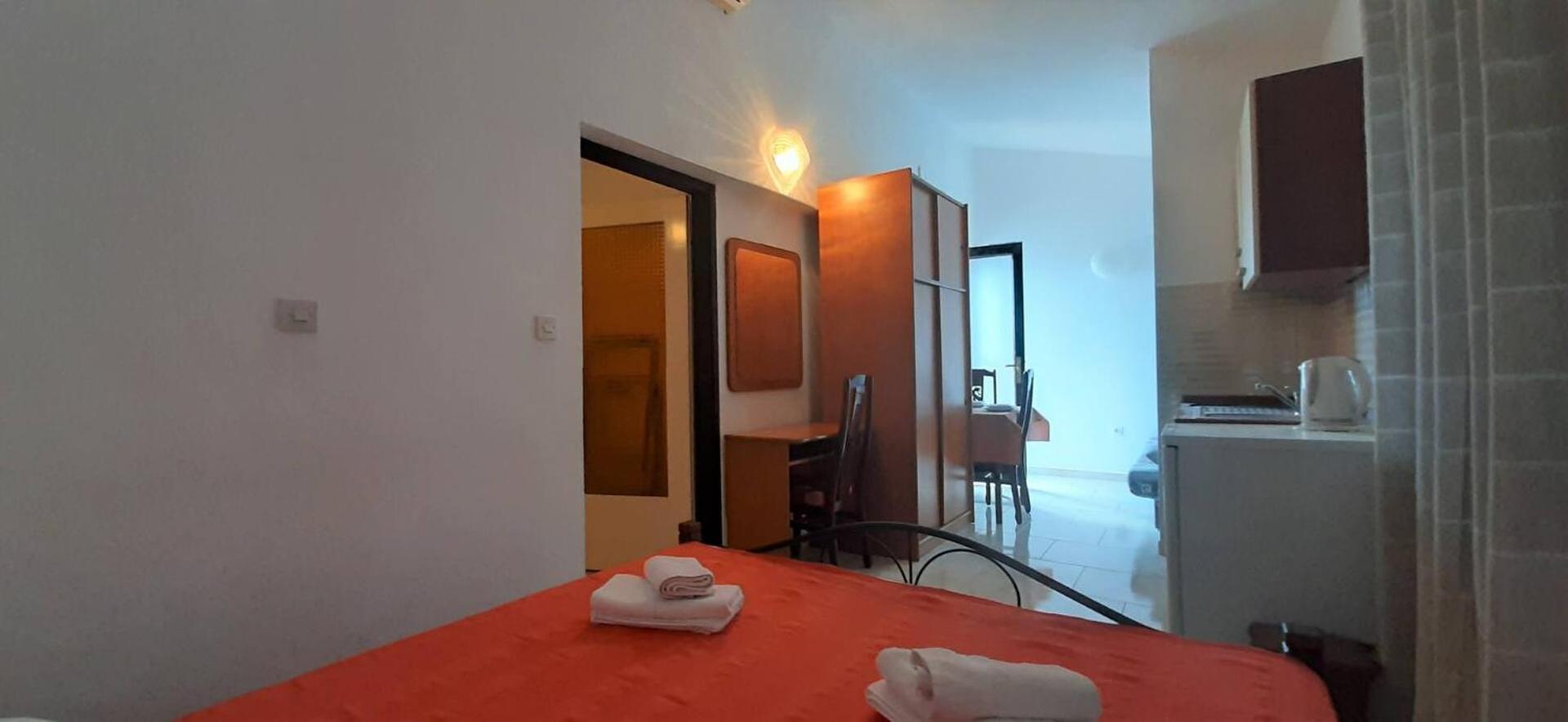 Guest House Helena Close To Beach 크르크 외부 사진