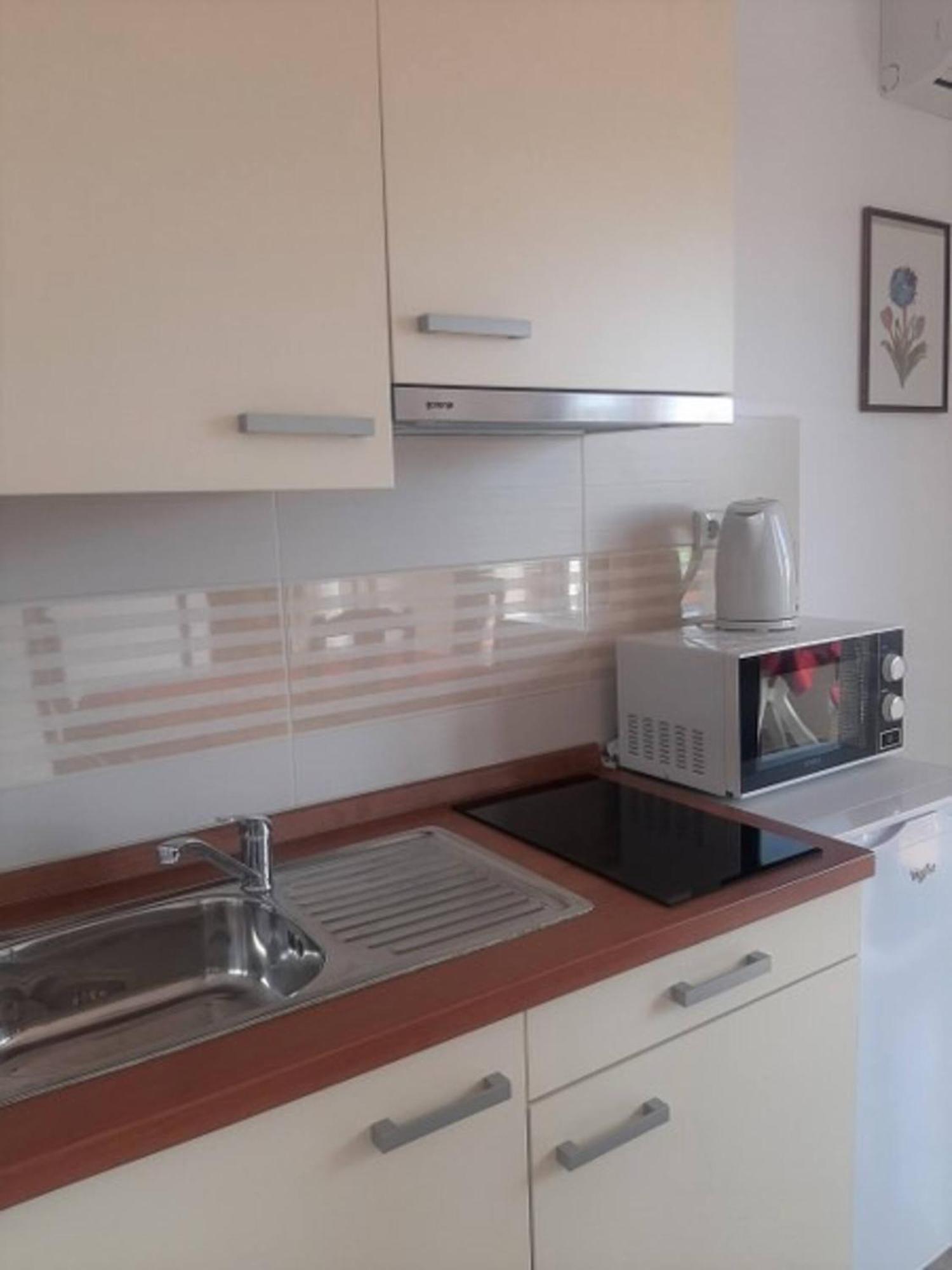 Guest House Helena Close To Beach 크르크 외부 사진
